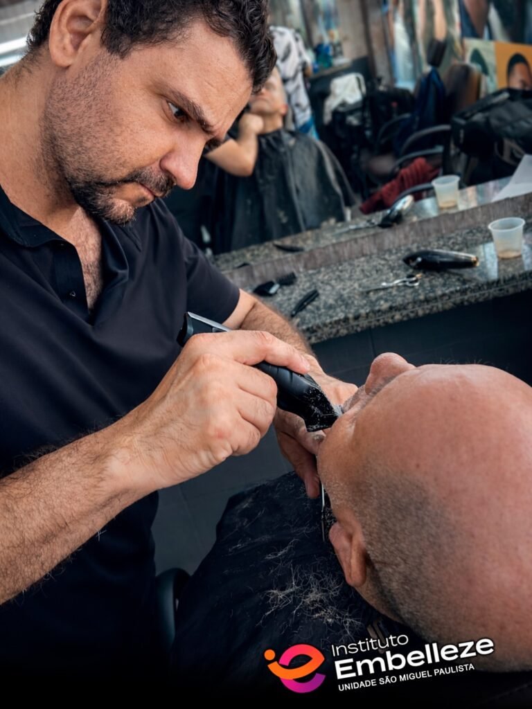 🔥 Transforme seu talento em profissão! ✂️💈Se você sonha em se tornar um barbeiro de sucesso, e (1)